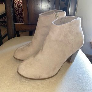 OLD NAVY size 8 boots. good condition.